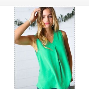 Last One! V Neck Top! 💚